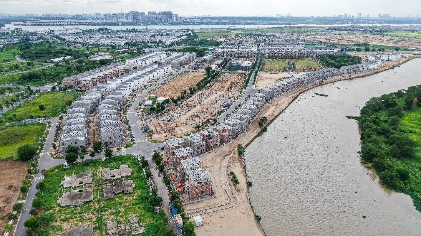 Toàn cảnh từ trên cao các dãy nhà phố, biệt thự Aqua City đang thi công dọc sông Đồng Nai