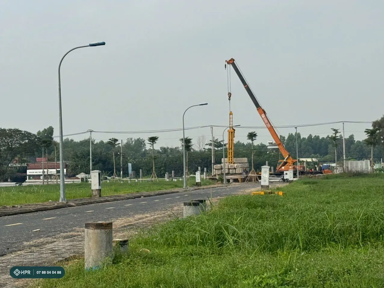 Công trường Khu nhà ở thấp tầng số 8 Đông Tăng Long tháng 10/2026, máy ép cọc làm việc trên lô đất