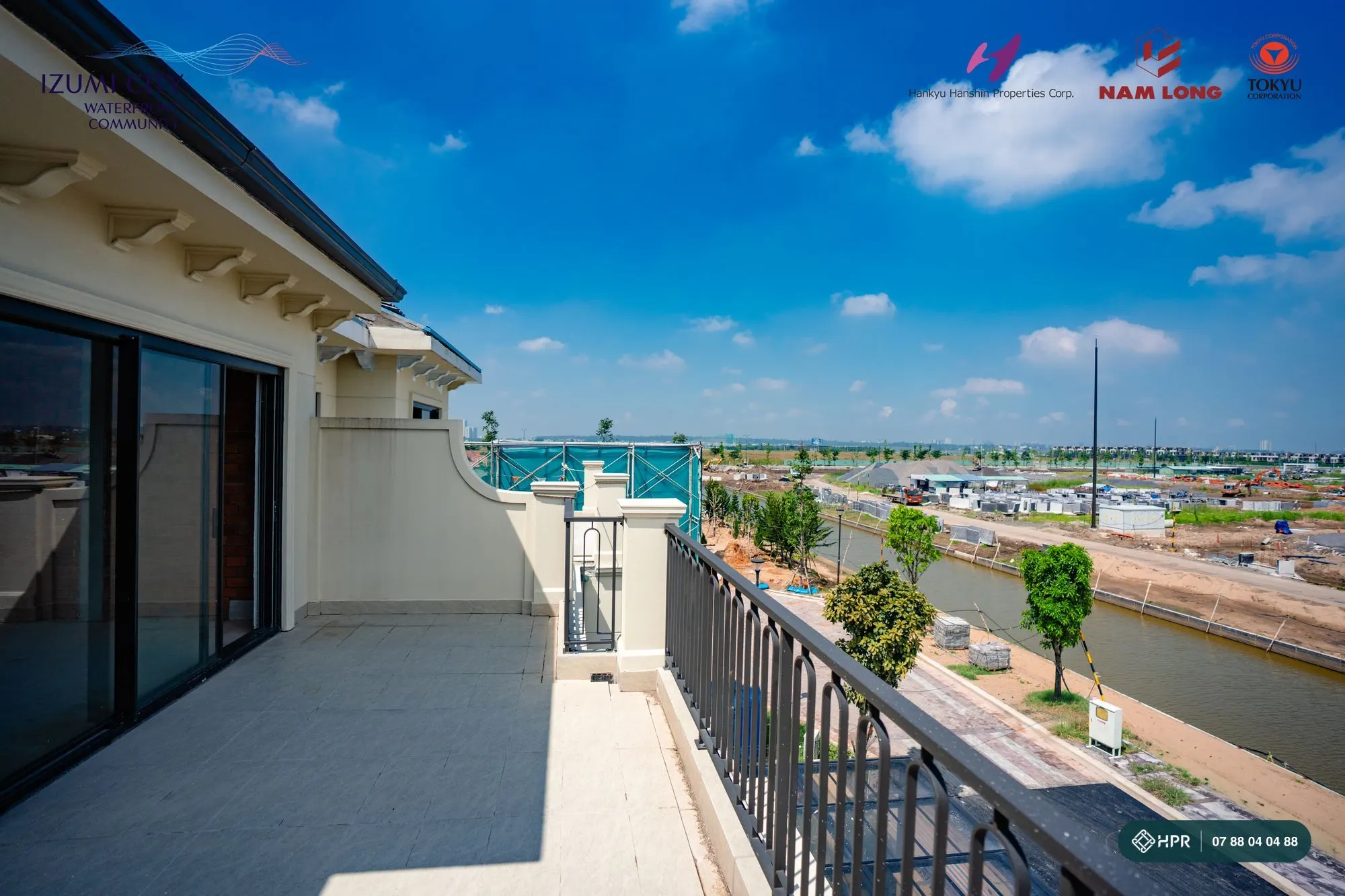Sân thượng căn Izumi Canaria nhìn ra kênh, tháng 10/2026