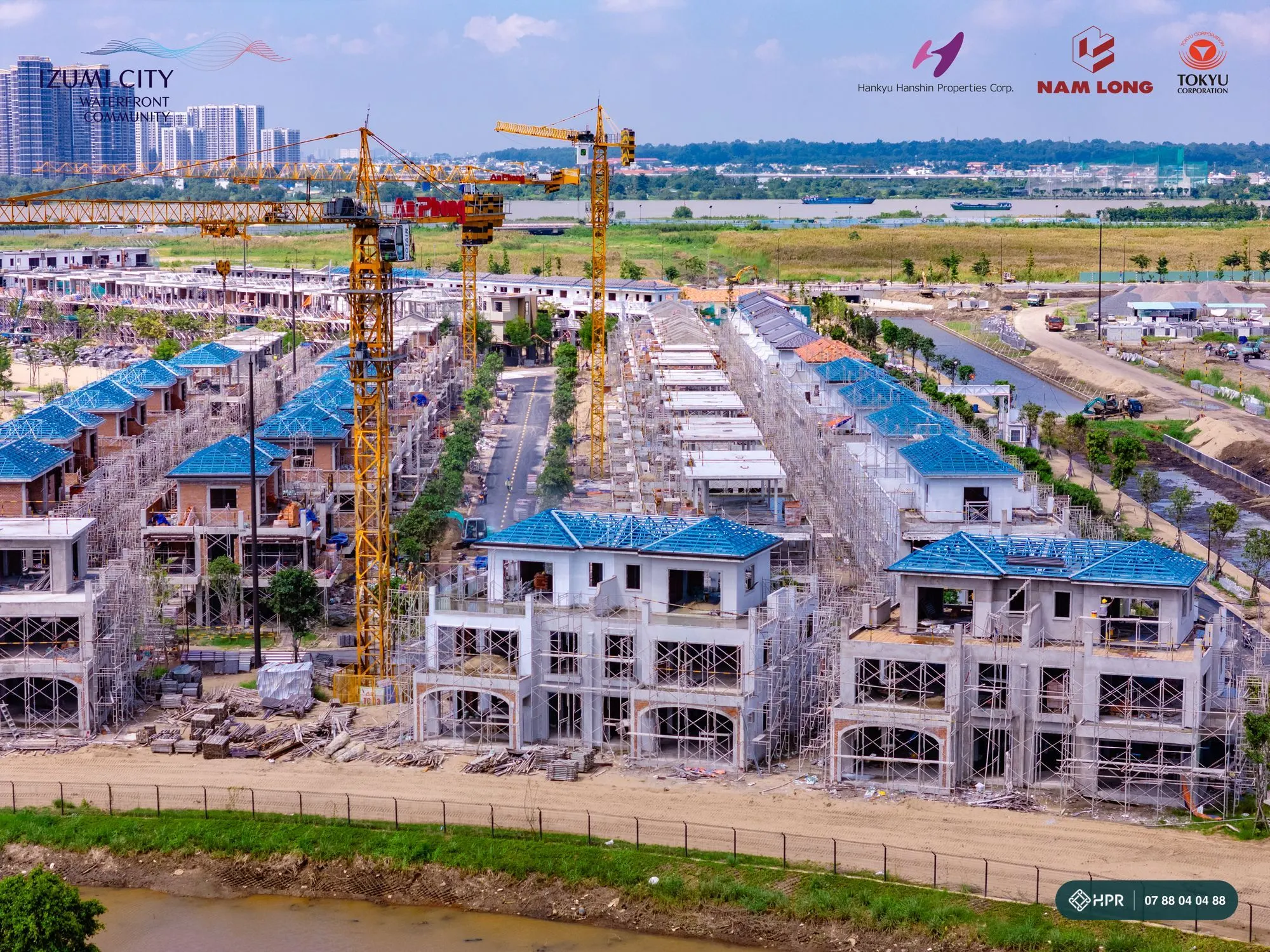 Biệt thự Izumi Canaria đang lắp khung mái ven kênh, tháng 10/2026