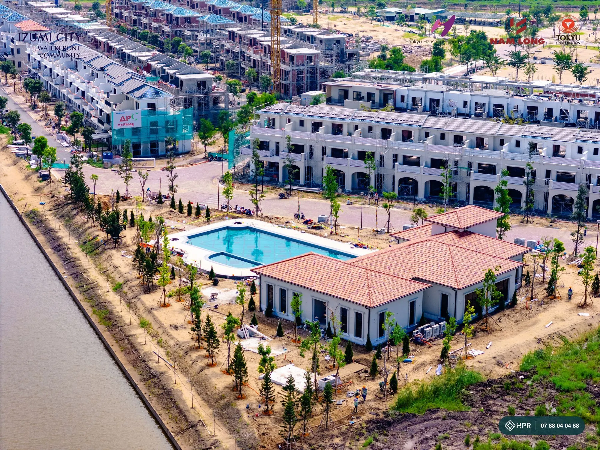 Clubhouse và hồ bơi Izumi Canaria cạnh kênh, tháng 10/2026