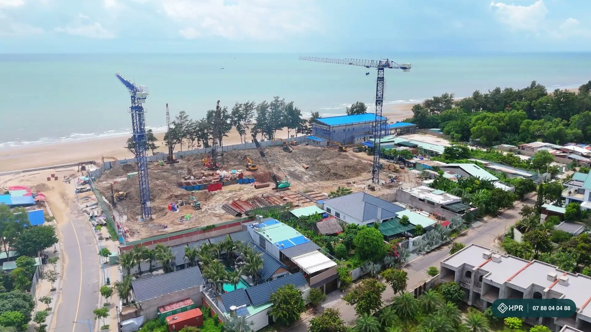 Công trường Solina Vũng Tàu tháng 10/2026 — 2 cần trục tháp và máy khoan cọc trên khu đất sát biển