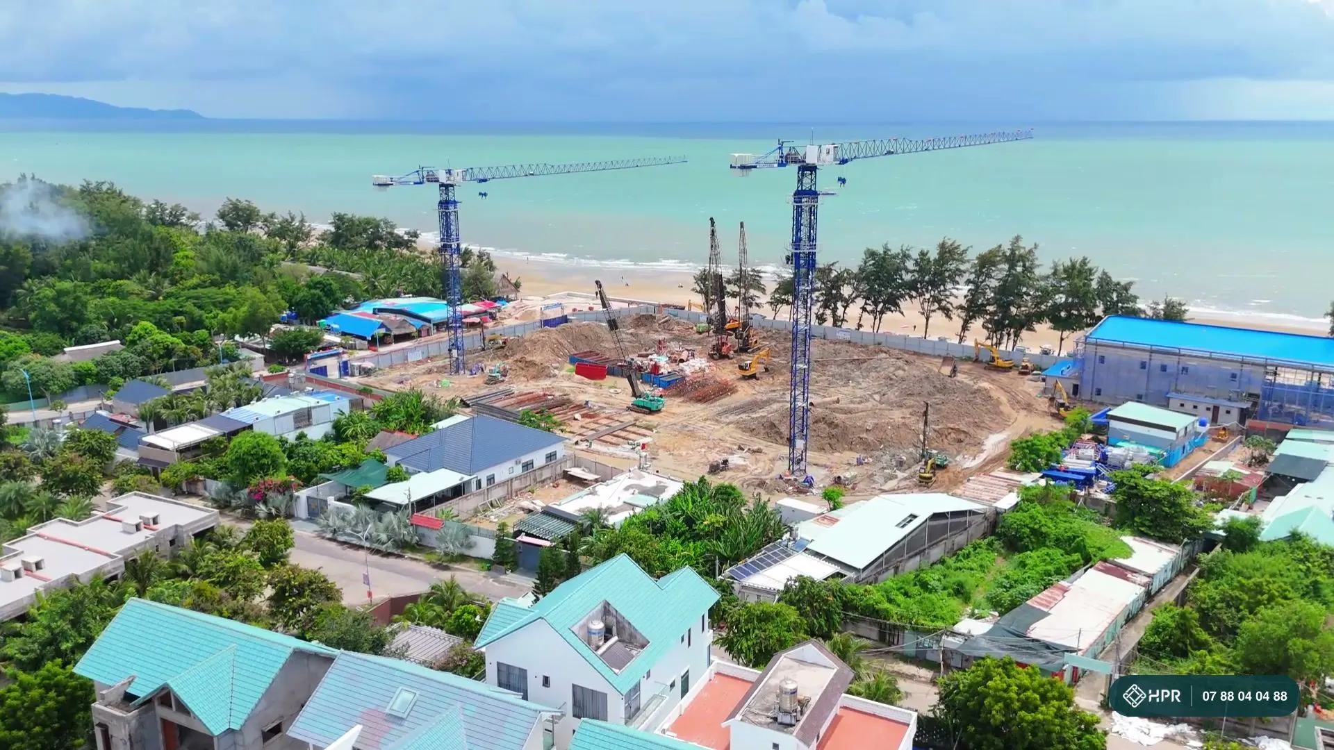 Bờ biển và núi
