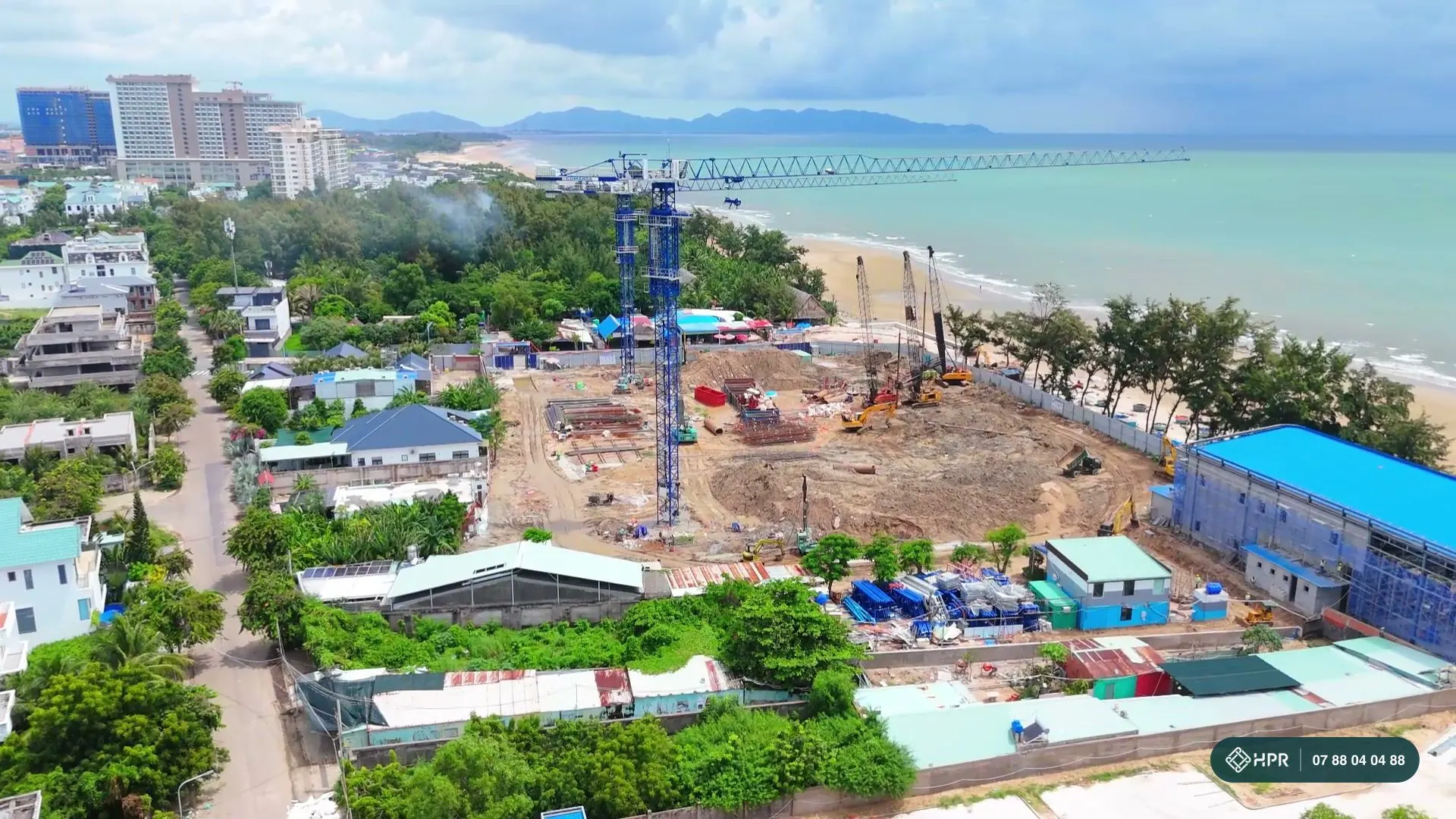 Khu đất Solina Vũng Tàu sát bãi biển, phía xa là các khách sạn cao tầng và dãy núi Vũng Tàu