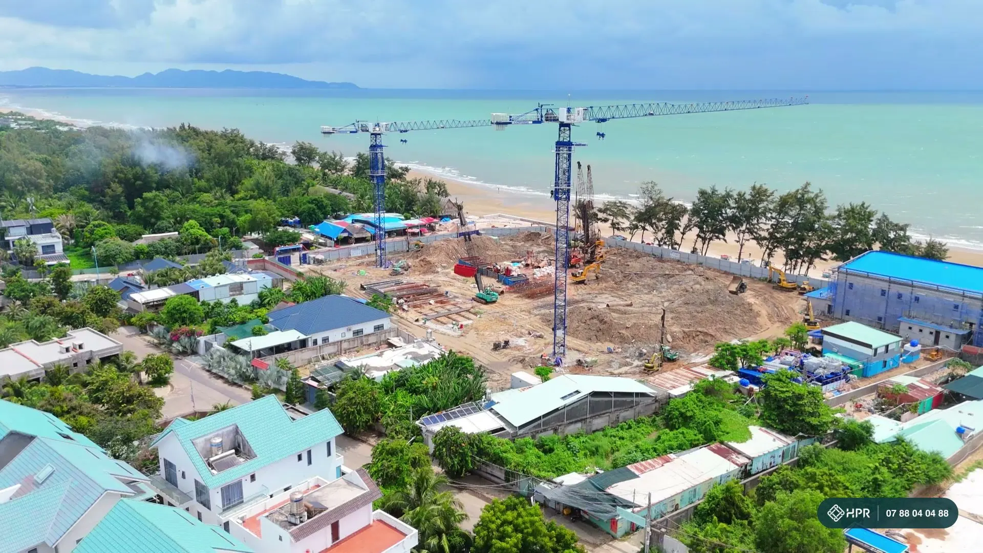 Cần trục tháp và máy khoan cọc tại công trường Solina Vũng Tàu, tháng 10/2026