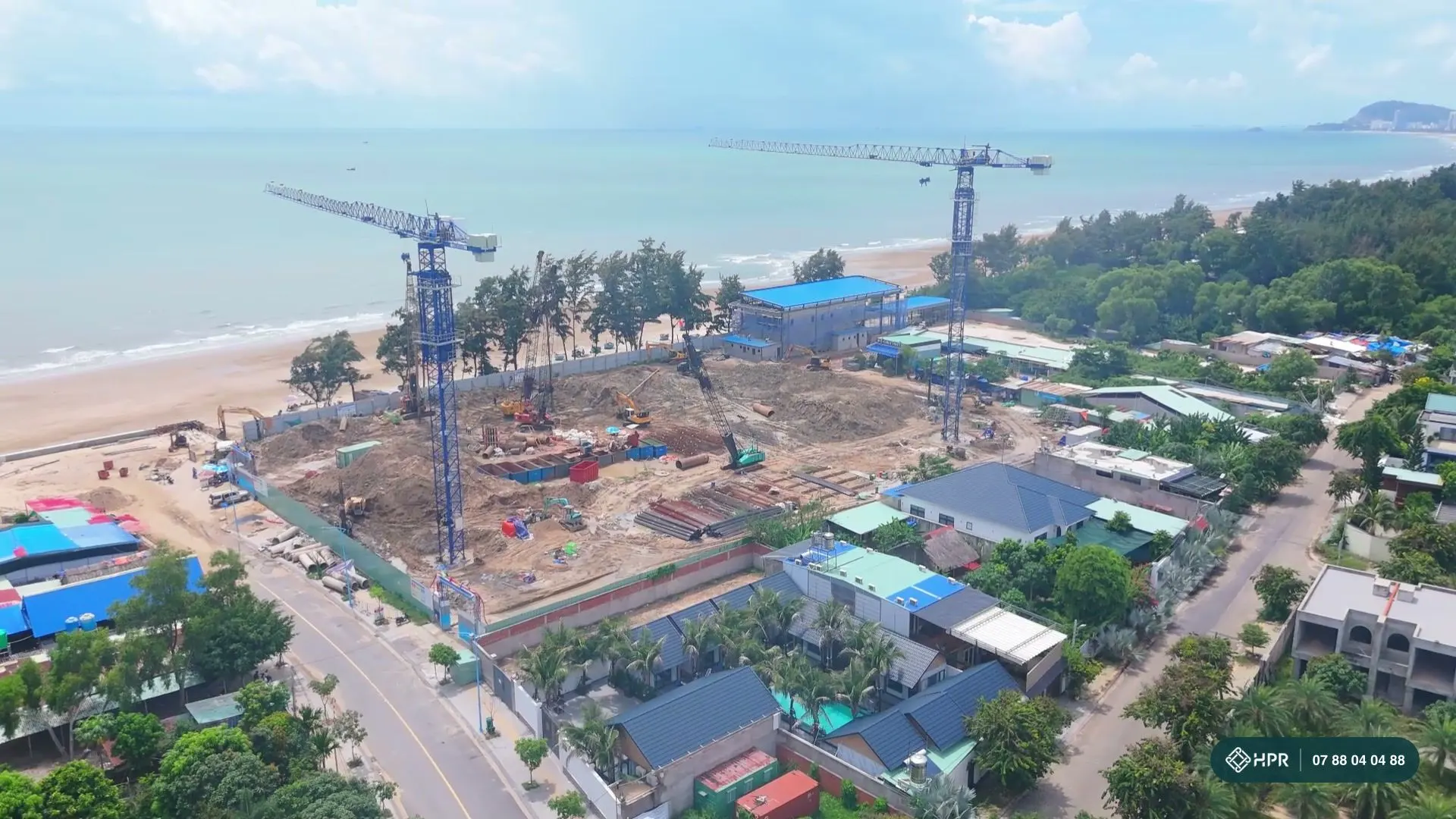 Công trường nhìn từ đất liền