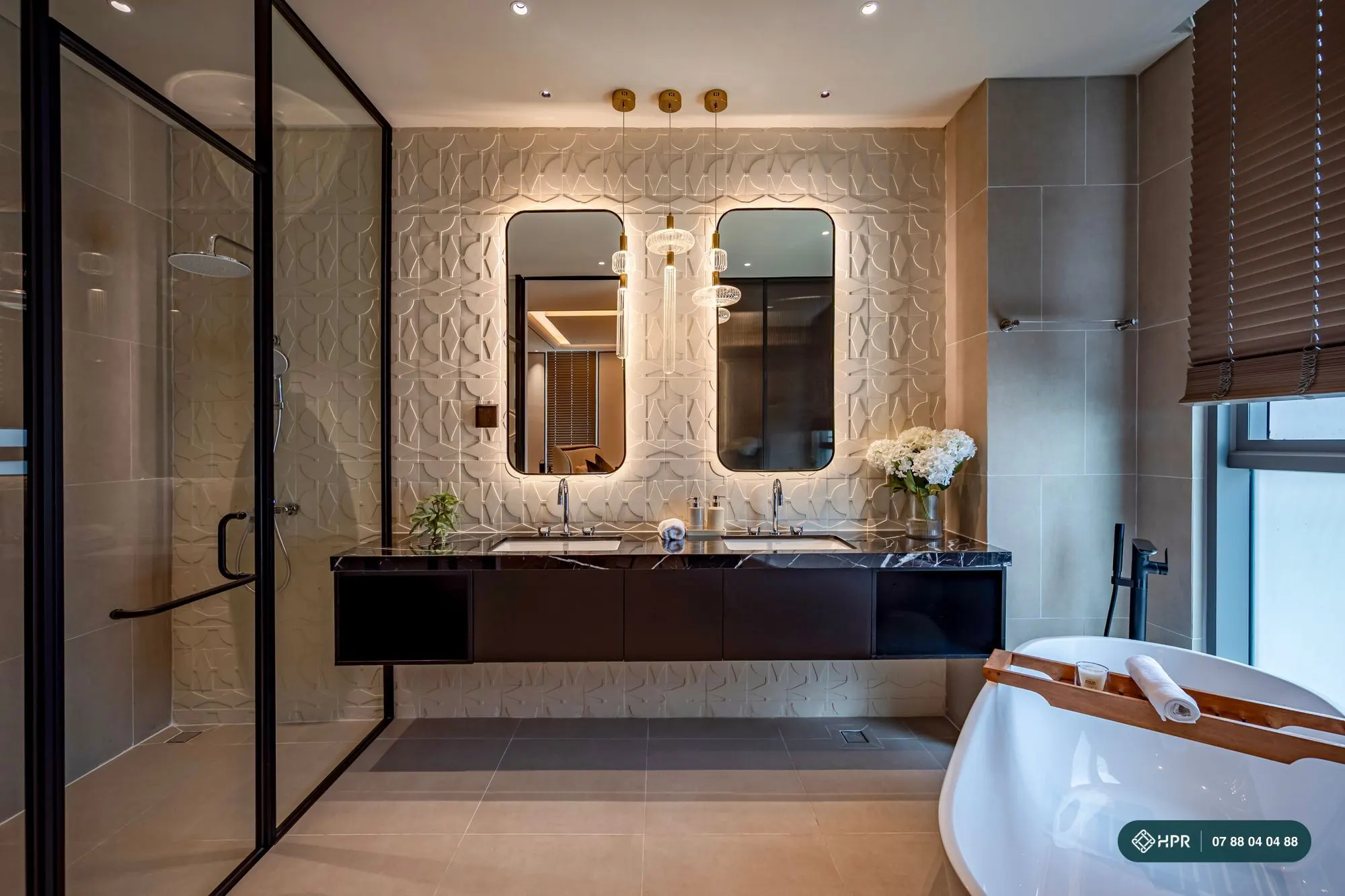 Villa 05 — phòng tắm chính