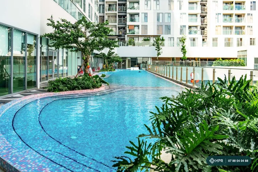 Hồ bơi chính Urban Green giữa hai tháp căn hộ