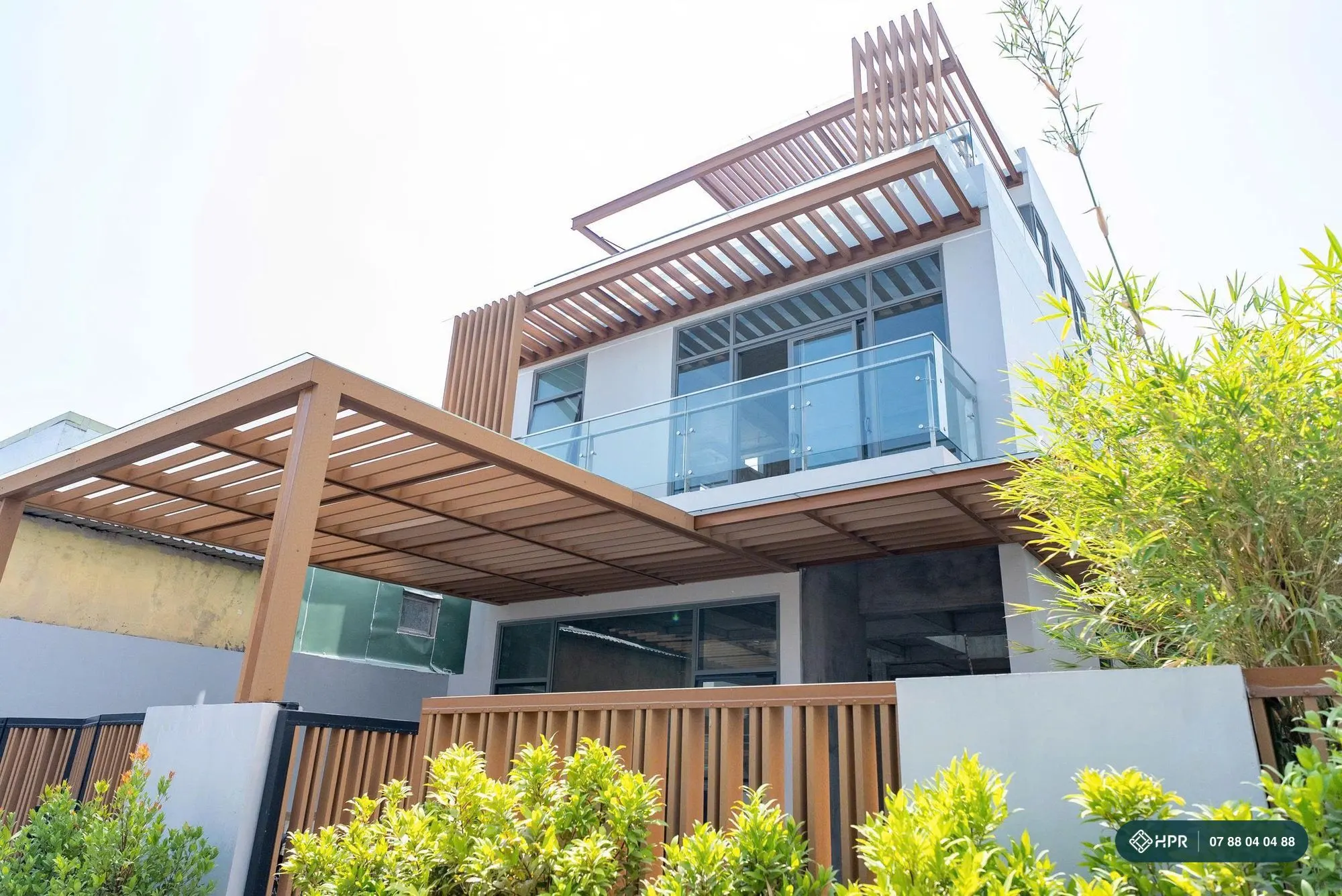 Biệt thự — sân trước và cổng