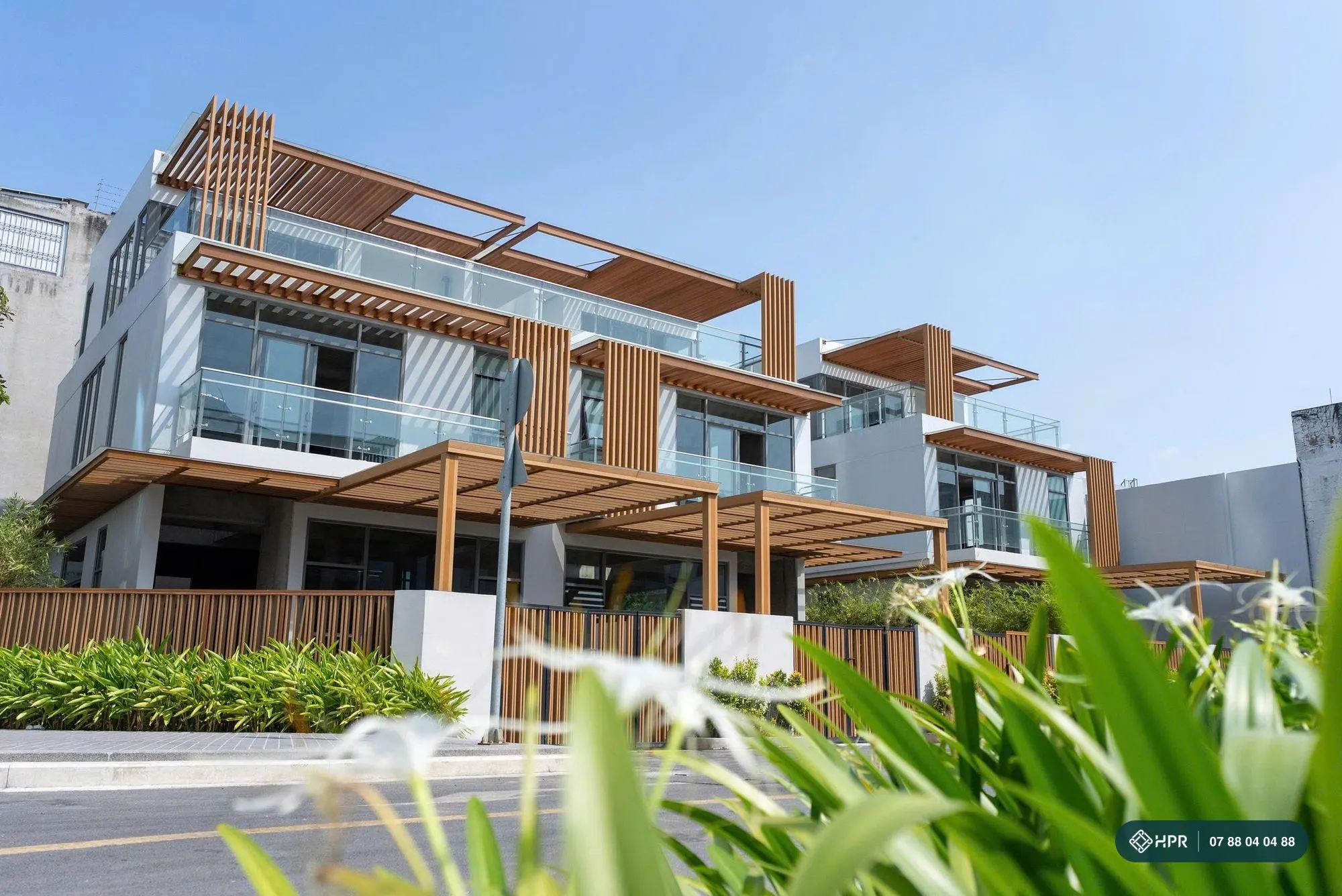 Biệt thự song lập Urban Green mặt tiền ốp gỗ và kính