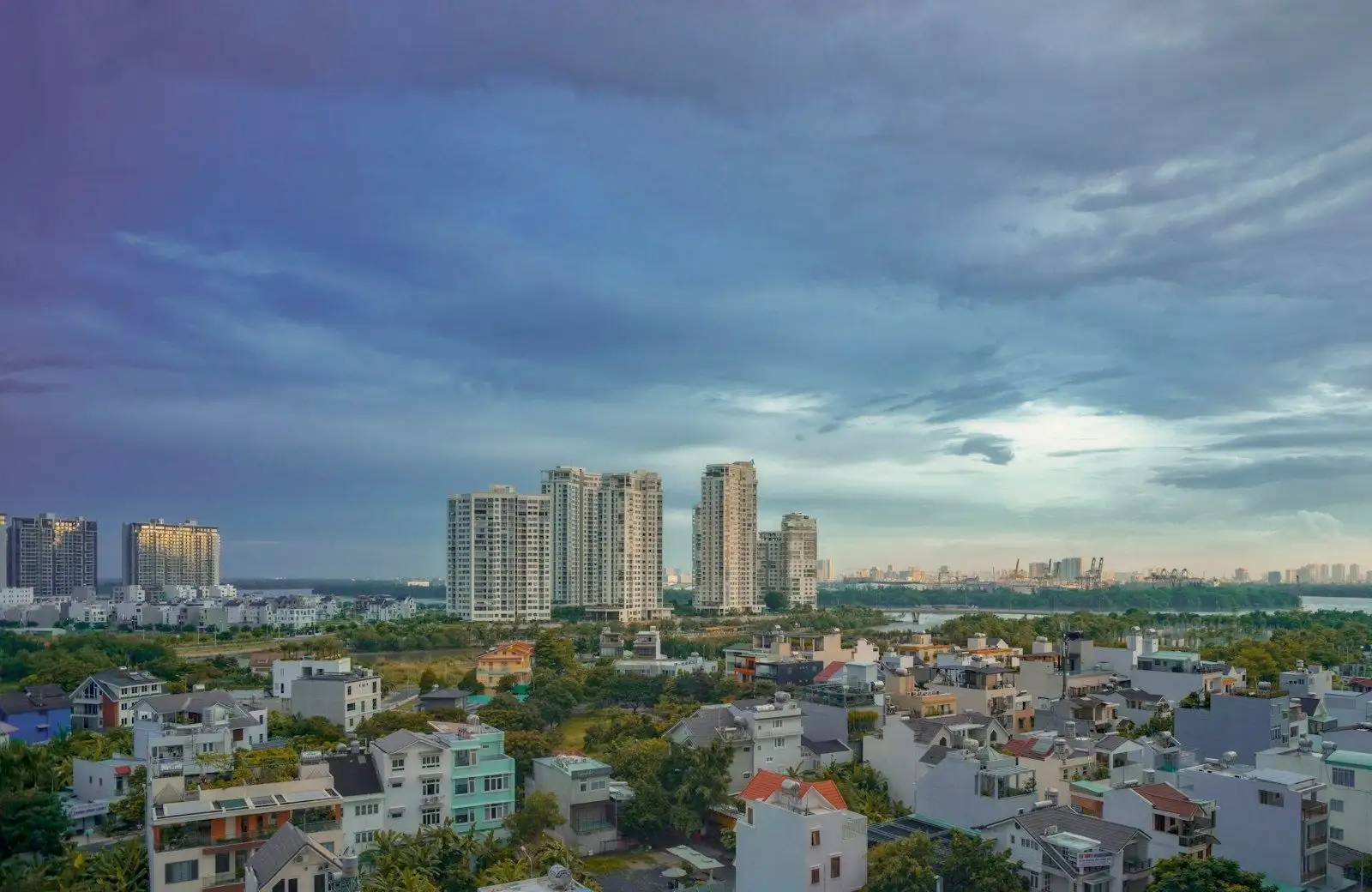 Khu dân cư ven đô TP.HCM với nhà phố thấp tầng, cụm chung cư và cần cẩu cảng phía xa
