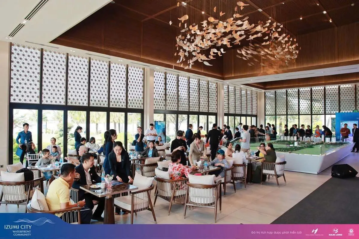 Không gian Sale Gallery Izumi City trong ngày tham quan