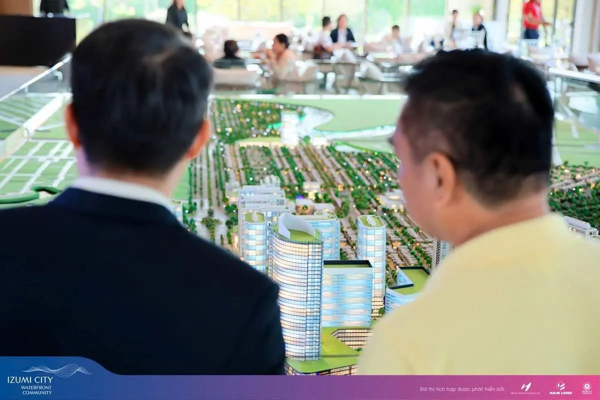 Khách xem sa bàn tổng thể Izumi City tại Sale Gallery