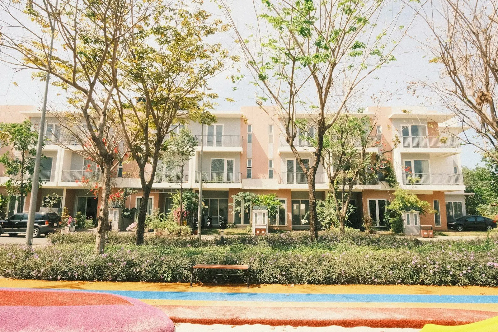 신도시 안 앞쪽에 나무가 있는 타운하우스 줄