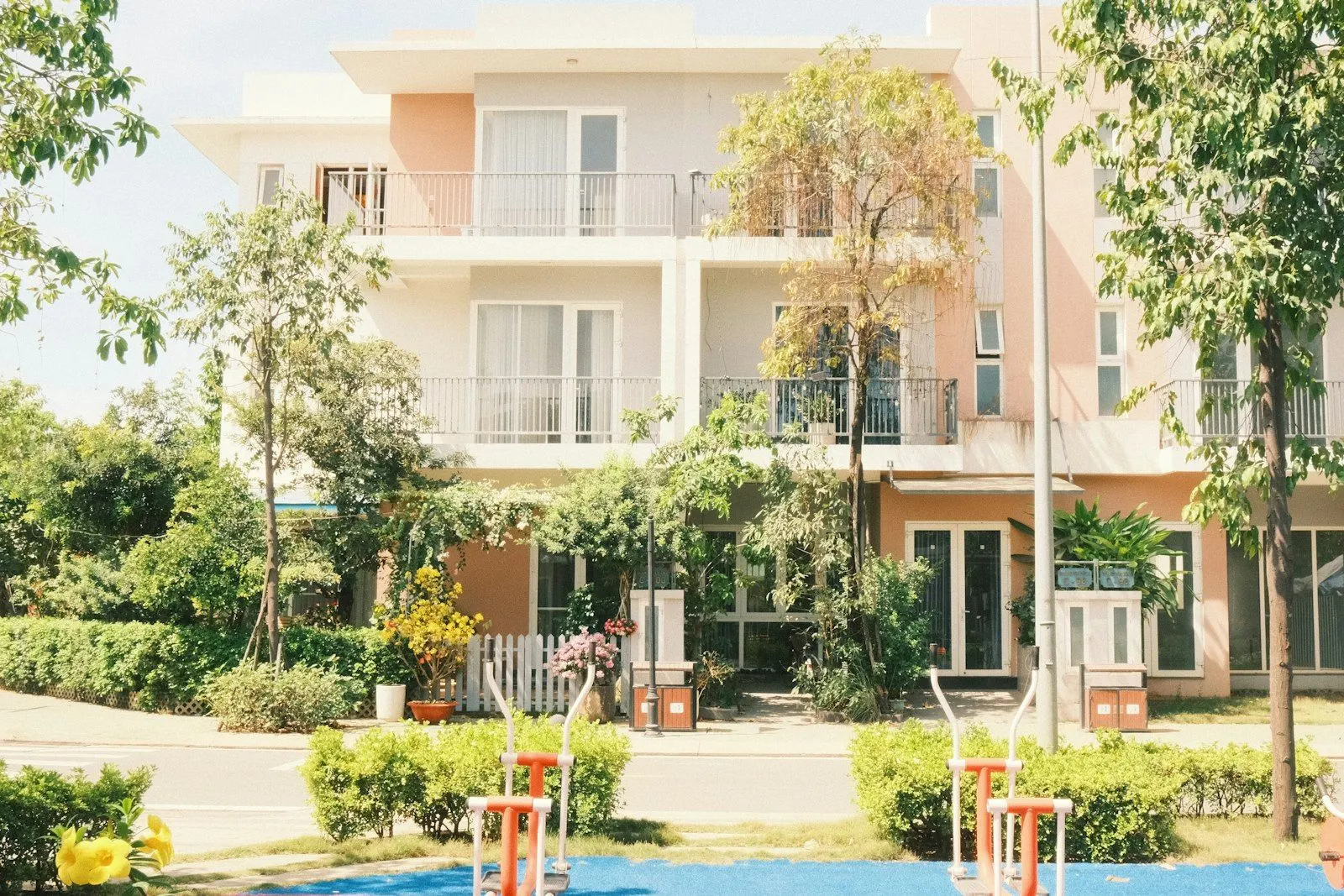 Biệt thự song lập có sân vườn và cây xanh trong khu đô thị