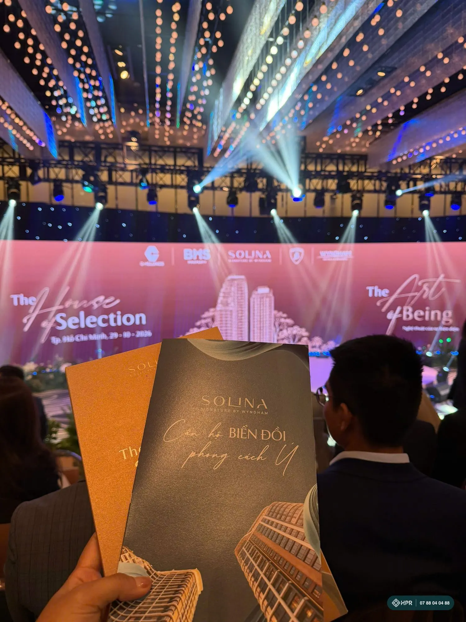 Sân khấu sự kiện The House of Selection giới thiệu Solina Signature by Wyndham tại TP.HCM ngày 29/10/2026, phía trước là tài liệu giới thiệu dự án
