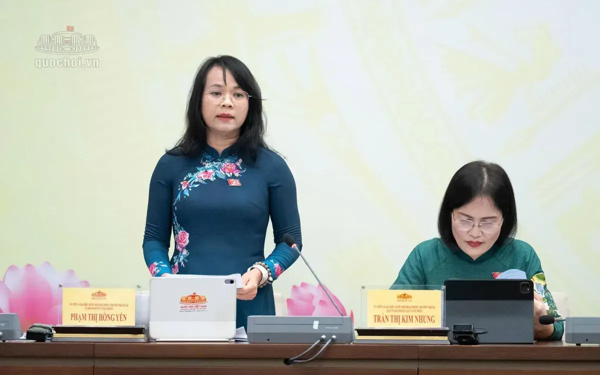 Hai đại biểu Quốc hội tại họp báo trước Kỳ họp thứ hai, Quốc hội khóa XVI, chiều 16/10/2026